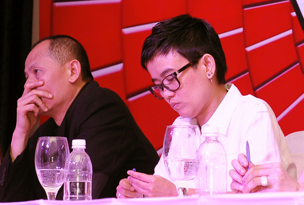 Chị chia sẻ về chuỗi ngày sau scandal The Voice: “Tôi nghĩ là tôi đã đi qua tâm bão rồi, dù dư chấn của nó chắc phải còn lâu mới hết hoặc không bao giờ hết. Trước đó, có những giây phút phải nói là tôi gần như đầu hàng. Tôi không biết nói sao cho mọi người hiểu. Và cái điều cần nói lại không thể nói được… Chính vì thế mà tôi đã nghĩ đến chuyện: nếu như mọi người không chịu tin mình, thì mình sẽ làm một điều gì đó để mọi người ân hận… Tôi nghĩ đến điều đó sau buổi họp báo. Là lá đơn đã được viết ra nhưng chưa đưa ra. Là điều tiếng cố đấm ăn xôi. Là cảm giác bị mọi người dồn vào chân tường. Tôi là người yếu đuối, đúng, nhưng trong công việc thì không.” (Theo Đẹp)