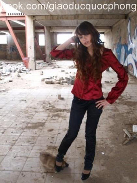 Được lấy lại và đăng tải trên facebook có tên GDQP vào ngày 29/7, bức ảnh có tiêu đề "Hot girl bóp cổ chó con đến chết khoe ảnh trên mạng", ghi lại cảnh một 'hot girl' người nước ngoài bóp cổ đến chết một chú chó con đã ngay lập tức bị cộng đồng mạng lên án bởi sự vô nhân tính.. "Hot girl chân dài" này đã dùng đôi tay của mình siết cổ một chú chó con có bộ lông màu vàng nhạt cho tới chết. Chưa dừng lại tại đó, sau khi chú chó con chết, "hot girl" này còn dùng tay, chân đặt lên phần đầu xác của chú chó để 'tạo dáng' chụp ảnh như để "khoe chiến tích". Sau khi bị giết hết sức dã man và làm "mẫu" cho những kiểu ảnh cùng cô gái, xác của chú chó con tội nghiệp này đã bị ném vào nằm trơ trọi trên mặt một khu ngổn ngang những gạch vỡ, vữa xây, vỏ chai... ngay trong công trường bỏ hoang này. Được lấy lại và đăng tải trên facebook có tên GDQP vào ngày 29/7, bức ảnh có tiêu đề "Hot girl bóp cổ chó con đến chết khoe ảnh trên mạng", ghi lại cảnh một 'hot girl' người nước ngoài bóp cổ đến chết một chú chó con đã ngay lập tức bị cộng đồng mạng lên án bởi sự vô nhân tính.. "Hot girl chân dài" này đã dùng đôi tay của mình siết cổ một chú chó con có bộ lông màu vàng nhạt cho tới chết. Chưa dừng lại tại đó, sau khi chú chó con chết, "hot girl" này còn dùng tay, chân đặt lên phần đầu xác của chú chó để 'tạo dáng' chụp ảnh như để "khoe chiến tích". Sau khi bị giết hết sức dã man và làm "mẫu" cho những kiểu ảnh cùng cô gái, xác của chú chó con tội nghiệp này đã bị ném vào nằm trơ trọi trên mặt một khu ngổn ngang những gạch vỡ, vữa xây, vỏ chai... ngay trong công trường bỏ hoang này.