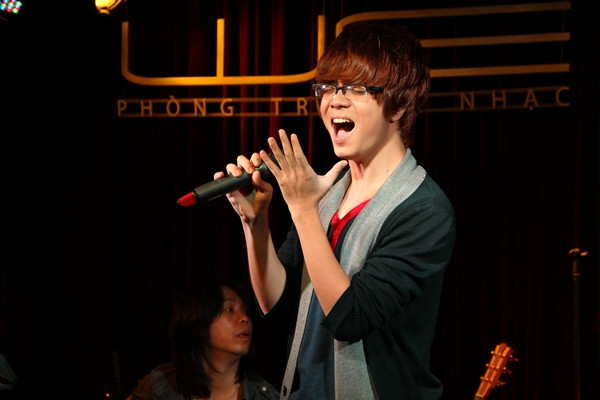 Liên tiếp vướng phải tin đồn: Chưa tốt nghiệp cấp 3, diễn viên Cao Mỹ Kim kể về chuyện tình cũ, Bùi Anh Tuấn vẫn tỏ ra bình tĩnh và không đưa ra bất cứ bình luận gì.