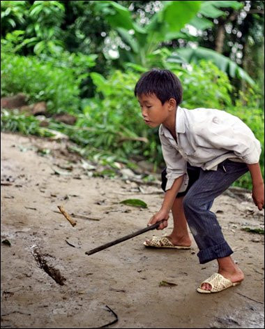 Đánh khăng. Một ván khăng có 2 người chơi. (Đôi khi không có bạn chơi cũng có thể chơi 1 mình để tập đánh). Chỉ cần một khoảng đất đủ dài độ hơn chục mét trở lên, rộng vài mét là có thể tiến hành chơi. Dụng cụ chơi gồm hai khúc gỗ tròn đường kính vừa đủ để tay nắm được (hoặc tre trúc gì cũng được). Một khúc dài độ trên dưới 40 cm( gọi là khăng cái), một khúc ngắn độ 10 cm (gọi là khăng con). Đánh khăng. Một ván khăng có 2 người chơi. (Đôi khi không có bạn chơi cũng có thể chơi 1 mình để tập đánh). Chỉ cần một khoảng đất đủ dài độ hơn chục mét trở lên, rộng vài mét là có thể tiến hành chơi. Dụng cụ chơi gồm hai khúc gỗ tròn đường kính vừa đủ để tay nắm được (hoặc tre trúc gì cũng được). Một khúc dài độ trên dưới 40 cm( gọi là khăng cái), một khúc ngắn độ 10 cm (gọi là khăng con).