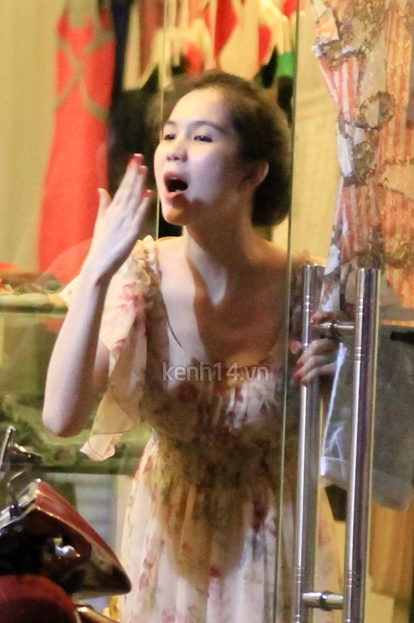 Ngọc Trinh bán hàng rất chuyên nghiệp, chu đáo với khách. Thậm chí, cô còn ra mở cửa chào khi khách ra về và "hôn gió" khách hàng thân thiết của shop chị mình. (Theo Kênh 14)