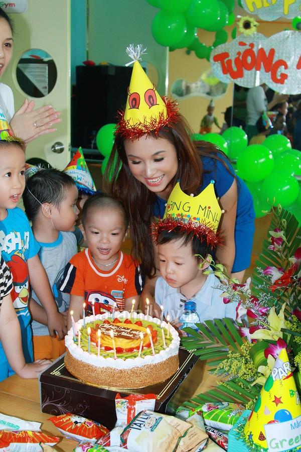 Vân Hugo tổ chức tiệc mừng sinh nhật cho con trai – cu Bin tại trường mầm non nơi cậu bé đang theo học.