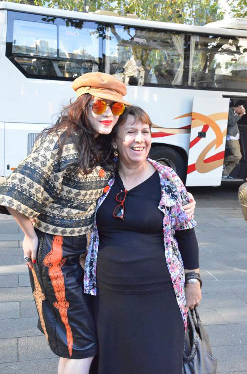 Nhiều du khách nước ngoài xin chụp hình cùng người đẹp. Nhiều du khách nước ngoài xin chụp hình cùng người đẹp.