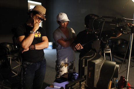 Sau 5 năm thai nghén, dự án Lửa Phật của diễn viên Dustin Nguyễn đã chính thức được khởi động. Trong dự án này, anh đảm nhận cả 3 vai trò: kịch bản, đạo diễn và diễn viên chính. (Theo Thebox) Sau 5 năm thai nghén, dự án Lửa Phật của diễn viên Dustin Nguyễn đã chính thức được khởi động. Trong dự án này, anh đảm nhận cả 3 vai trò: kịch bản, đạo diễn và diễn viên chính. (Theo Thebox)