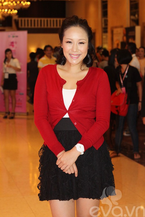 Xuất hiện với trang phục váy đen, áo cardigan đỏ và mái tóc được làm phồng, trông Ngô Phương Lan giản dị nhưng có phần “xì tin”. Nhiều người có mặt tại tại buổi họp báo giới thiệu cuộc thi Miss Teen 2012 sáng 19/10 không nhận ra đây là Ngô Phương Lan mà mình từng gặp trước đó.