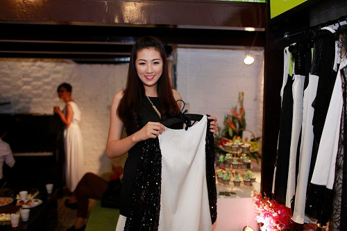 Á hậu tỏ ra rất hào hứng trước "rừng" quần áo đẹp. Á hậu tỏ ra rất hào hứng trước "rừng" quần áo đẹp.