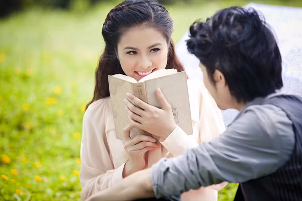 Vân Trang và Hồ Vĩnh Anh là bạn bè thân thiết ở ngoài đời từ lâu bởi hai người từng làm MC cho một số kênh truyền hình của giới trẻ. Dù vậy, khi nhập vai "tình nhân" cùng đi picnic trong bộ ảnh mới, cả hai vẫn không giấu được sự ngượng ngùng.