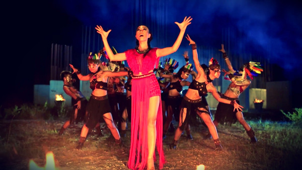 Nếu tinh ý, có thể dễ dàng nhận ra sự khác biệt của MV so với những màn trình diễn live trước đó, tiết tấu âm nhạc dày đặc hơn, beat nhạc cũng mạnh hơn, đây chính là sự độc đáo mà Đoan Trang và ê-kíp dành riêng cho phần MV này.