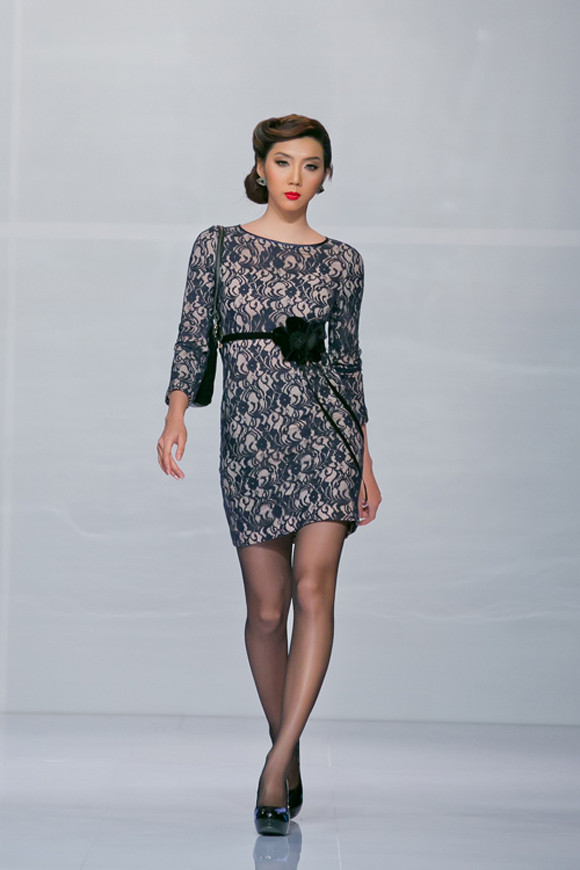 Ngọc Quyên chia sẻ về chuyện “dao kéo”: “Tôi không phủ nhận chuyện mình có chỉnh sửa nhan sắc để đẹp, hơn nhưng mọi người cứ hay nói tôi sửa nhiều rồi nghiện làm đẹp, tôi thấy điều đó rất hài hước. Mỗi khi thay đổi một kiểu trang điểm hay đổi người make-up, gương mặt tôi trở nên khác hẳn. Tôi cũng không muốn nhắc nhiều đến chuyện này nhưng tôi nghĩ, những gì mình làm là không quá đà.”