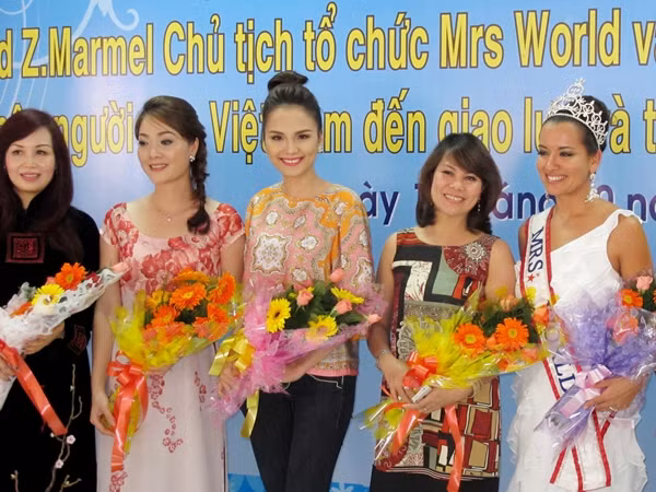 Ngày 11/10, Hoa hậu Diễm Hương trong vai trò Hoa hậu đại sứ từ thiện của Việt Nam đã có buổi gặp gỡ và hỗ trợ cho đương kim Hoa hậu quý bà thế giới 2011 April Lufriu trong thời gian cô ghé thăm và làm việc tại Việt Nam.