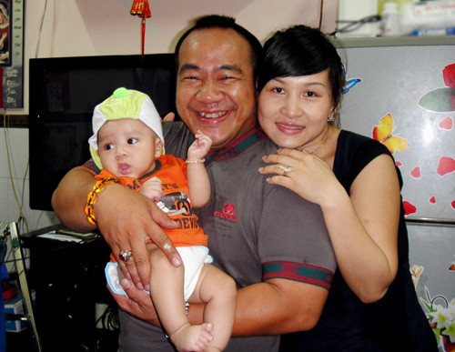 Anh cho biết thông tin này đã khiến vợ anh rất bức xúc: “Gia đình tôi cũng hơi xáo trộn một chút, nhưng giờ lại đâu vào đấy. Tình cảm vợ chồng tôi không có gì thay đổi được. Với tôi, dù cuộc sống có thăng trầm thế nào, vợ con vẫn là số một.” (Theo Mốt&Cuộc sống) Anh cho biết thông tin này đã khiến vợ anh rất bức xúc: “Gia đình tôi cũng hơi xáo trộn một chút, nhưng giờ lại đâu vào đấy. Tình cảm vợ chồng tôi không có gì thay đổi được. Với tôi, dù cuộc sống có thăng trầm thế nào, vợ con vẫn là số một.” (Theo Mốt&Cuộc sống)