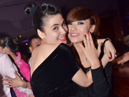 Khi liên lạc với nàng PinkQ vì hành động rất sốc này, thì cô đã rất ngạc nhiên vì pha đùa nghịch hơi quá đà của minh đã được báo chí ghi lại: "Lúc ấy em chỉ đùa thôi mà, sao lại lên báo hết rồi. Để em gọi cho chị Hoa trêu nhé. Em nghịch ngợm ấy mà, chứ em vẫn còn yêu đàn ông lắm. Làm gì có chuyện đồng tính", (Theo ihay)