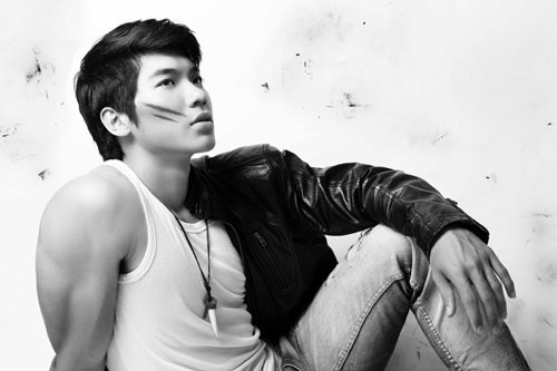 Trương Nam Thành chia sẻ về cuộc thi Mr World sắp tới: “Giấy mời thì Thành đã nhận được cách đây hơn một tháng, nhưng vì còn phải xin giấy phép Cục nghệ thuật biểu diễn nên chưa công bố sớm hơn được. Tuy nhiên, thời gian qua, Thành cũng đã có một số chuẩn bị cho cuộc thi. Đây là cuộc thi dành cho nam giới khá uy tín trên thế giới. "Đối thủ" của Thành cũng khá đông, hơn 120 người, vì thế Thành càng cần phải chuẩn bị kĩ càng để có hành trang tốt nhất đến với đấu trường này.” Trương Nam Thành chia sẻ về cuộc thi Mr World sắp tới: “Giấy mời thì Thành đã nhận được cách đây hơn một tháng, nhưng vì còn phải xin giấy phép Cục nghệ thuật biểu diễn nên chưa công bố sớm hơn được. Tuy nhiên, thời gian qua, Thành cũng đã có một số chuẩn bị cho cuộc thi. Đây là cuộc thi dành cho nam giới khá uy tín trên thế giới. "Đối thủ" của Thành cũng khá đông, hơn 120 người, vì thế Thành càng cần phải chuẩn bị kĩ càng để có hành trang tốt nhất đến với đấu trường này.”