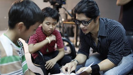 Những ngày vừa qua, Dusin Nguyễn khá bận rộn với việc catsting cho các diễn viên nhí vào dự án Lửa Phật. Dustin Nguyễn cho biết:"Tôi đang tìm một gương mặt nhí phù hợp với vai nhưng vẫn giữ được nét tự nhiên, ngây thơ của trẻ con. Hơi khó nhưng hy vọng là tôi sẽ sớm tìm được các diễn viên nhí cho những vai diễn này." Những ngày vừa qua, Dusin Nguyễn khá bận rộn với việc catsting cho các diễn viên nhí vào dự án Lửa Phật. Dustin Nguyễn cho biết:"Tôi đang tìm một gương mặt nhí phù hợp với vai nhưng vẫn giữ được nét tự nhiên, ngây thơ của trẻ con. Hơi khó nhưng hy vọng là tôi sẽ sớm tìm được các diễn viên nhí cho những vai diễn này."