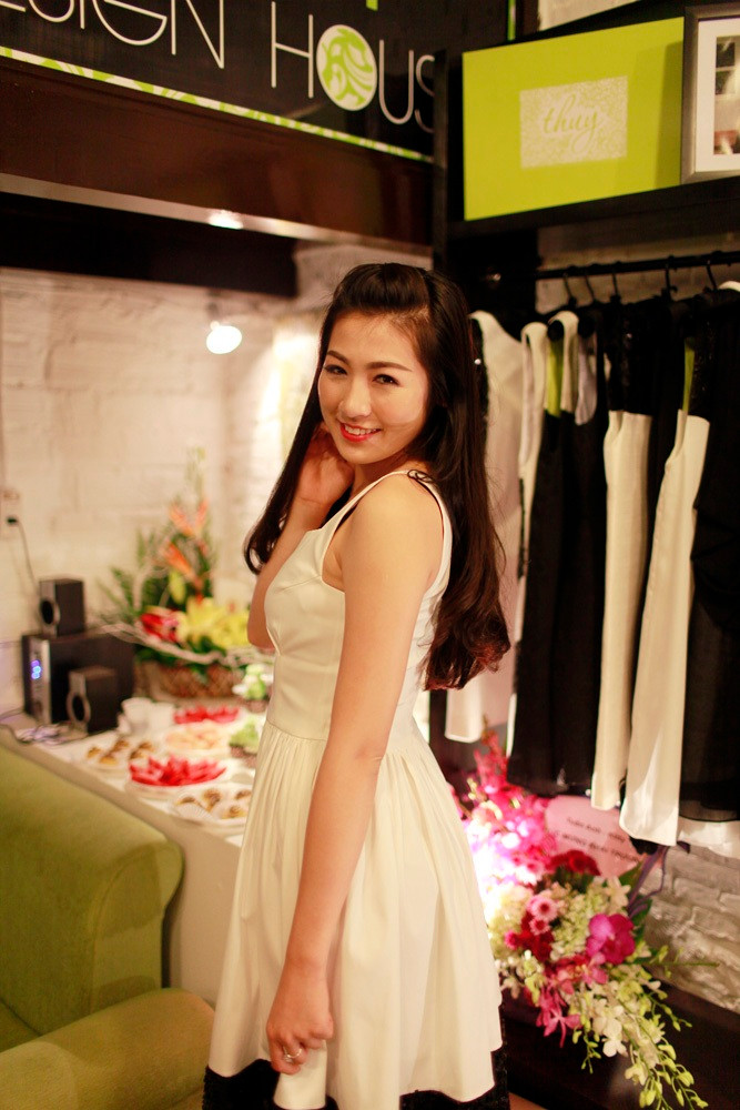 Tú Anh gây ấn tượng với quan khách bằng nụ cười tươi và khuôn mặt phúc hậu. Tú Anh gây ấn tượng với quan khách bằng nụ cười tươi và khuôn mặt phúc hậu.