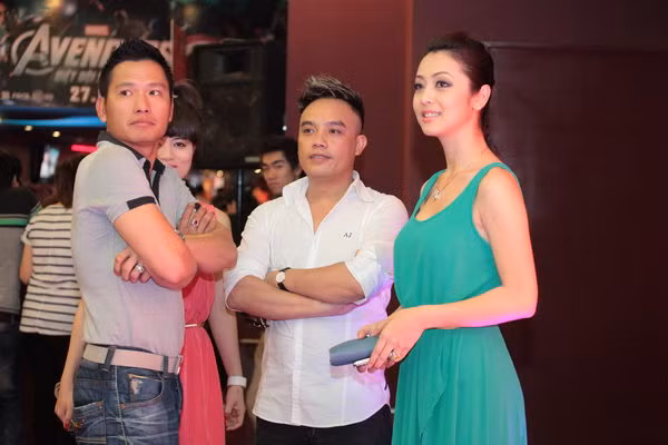 Tại lễ ra mắt phim Biệt đội siêu anh hùng, 2 người lại dè dặt trước ống kính.