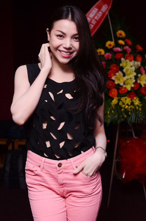 Trong buổi giới thiệu album của ca sĩ Tuấn Hiệp, chân dài Trà Ngọc Hằng gây chú ý với áo thun…rách lỗ chỗ. Kể từ khi lấn sân ca hát, người đẹp luôn tham dự các sự kiện ra mắt album của các ca sĩ để học hỏi kinh nghiệm và trau dồi kỹ năng biểu diễn. Trong buổi giới thiệu album của ca sĩ Tuấn Hiệp, chân dài Trà Ngọc Hằng gây chú ý với áo thun…rách lỗ chỗ. Kể từ khi lấn sân ca hát, người đẹp luôn tham dự các sự kiện ra mắt album của các ca sĩ để học hỏi kinh nghiệm và trau dồi kỹ năng biểu diễn.