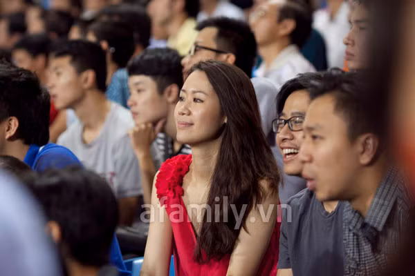 Hoa hậu thân thiện Dương Thùy Linh bất ngờ sánh đôi bên ông xã đi xem đội tuyển Việt Nam thi đấu giao hữu với đội tuyển Indonexia. Hai người luôn cười nói và bàn luận sôi nổi về mọi tình huống trên sân cỏ. Hoa hậu để mặt mộc và diện chiếc váy đỏ giản dị nhưng trông cô vẫn rất xinh đẹp.
