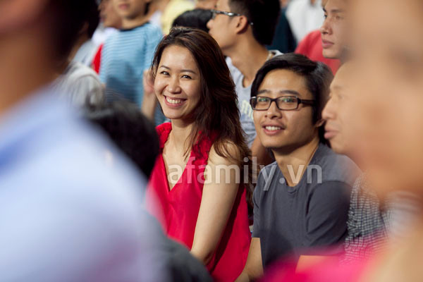 Khi phát hiện ống kinh phóng viên, Hoa hậu thân thiện cười rất tươi và nhẹ nhàng "pose" ảnh không chút ngại ngùng. Thùy Linh vốn vẫn được biết đến như một người đẹp của gia đình, chăm sóc chu đáo cho chồng, con, nhưng vẫn tham gia một cách tích cực vào các hoạt động, sự kiện xã hội. (Theo afamily) Khi phát hiện ống kinh phóng viên, Hoa hậu thân thiện cười rất tươi và nhẹ nhàng "pose" ảnh không chút ngại ngùng. Thùy Linh vốn vẫn được biết đến như một người đẹp của gia đình, chăm sóc chu đáo cho chồng, con, nhưng vẫn tham gia một cách tích cực vào các hoạt động, sự kiện xã hội. (Theo afamily)