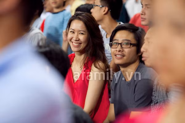 Khi phát hiện ống kinh phóng viên, Hoa hậu thân thiện cười rất tươi và nhẹ nhàng "pose" ảnh không chút ngại ngùng. Thùy Linh vốn vẫn được biết đến như một người đẹp của gia đình, chăm sóc chu đáo cho chồng, con, nhưng vẫn tham gia một cách tích cực vào các hoạt động, sự kiện xã hội. (Theo afamily)