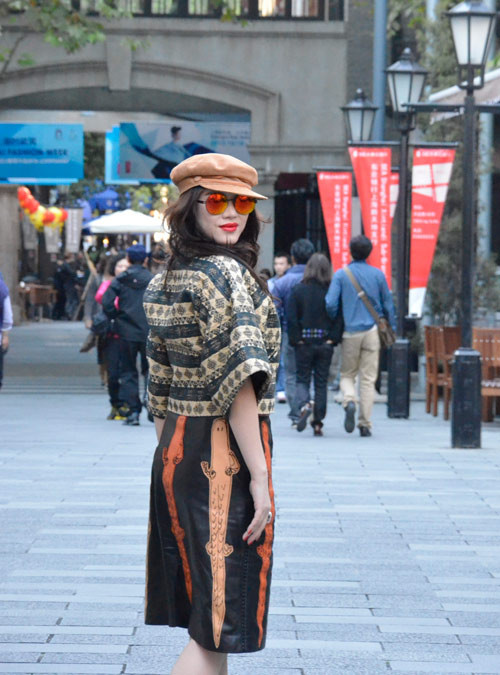 Thời tiết Thượng Hải đã bắt đầu lạnh nên nữ diễn viên đã chuẩn bị một bộ đồ mùa đông ưng ý. Bộ trang phục này cô mới "tậu" được trong chuyến đi Pháp vừa qua. Thời tiết Thượng Hải đã bắt đầu lạnh nên nữ diễn viên đã chuẩn bị một bộ đồ mùa đông ưng ý. Bộ trang phục này cô mới "tậu" được trong chuyến đi Pháp vừa qua.