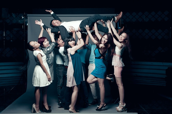 Đạo diễn Nguyễn Quang Dũng bị các thí sinh của VietNam Idol 2012 "tung hê" ở trên cao. (Theo ione) Đạo diễn Nguyễn Quang Dũng bị các thí sinh của VietNam Idol 2012 "tung hê" ở trên cao. (Theo ione)