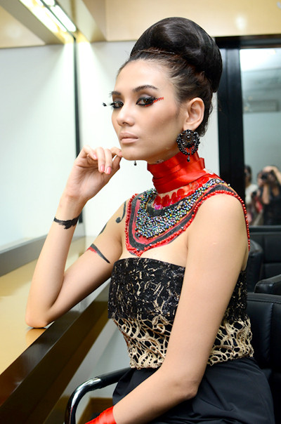 Người đẹp được vẽ tỉ mỉ ở phần cổ và cả khoảng lưng trần khiến nhiều người cứ ngỡ cô mặc trang phục. (Theo Ngôi sao) Người đẹp được vẽ tỉ mỉ ở phần cổ và cả khoảng lưng trần khiến nhiều người cứ ngỡ cô mặc trang phục. (Theo Ngôi sao)