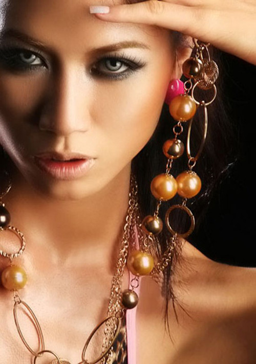 Khi bài phỏng vấn "thật thà" của Ngọc Trinh gây sốc, Trang Trần cũng góp mặt ca ngợi sự thật thà của Ngọc Trinh khi thừa nhận sống trên đồng tiền của đại gia trong khi dư luận thì "ném đá". Và nghiễm nhiên, cái tên Trang Trần luôn được nhắc tới mỗi khi ai đó nói về Ngọc Trinh.