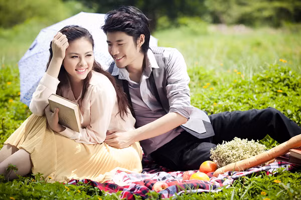 Sau khi kết thúc vai diễn trong "Scandal" của "bạn trai tin đồn" Victor Vũ, Vân Trang liền nhận lời đóng phim truyền hình mới. Cô đang tất bật ở Huế để quay phim. Nữ diễn viên 9X chia sẻ, từ đầu năm đến nay, cô không có nhiều thời gian để nghỉ ngơi vì lịch quay phim dày đặc. Tuy nhiên, diễn xuất là niềm đam mê lớn nhất trong cuộc sống nên cô không bao giờ cảm thấy kiệt sức khi đứng trước ống kính máy quay. (Theo Ngôi sao)