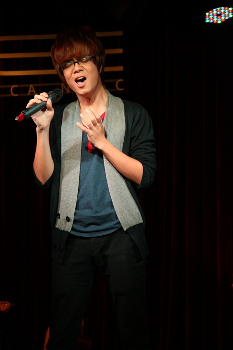 Anh cho biết thời điểm này chỉ muốn dốc sức cho đêm thi 14/10 tới. (Theo ione)