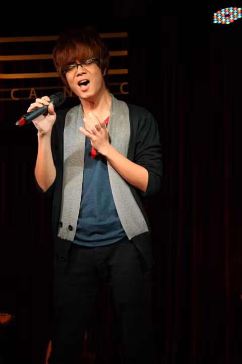 Anh cho biết thời điểm này chỉ muốn dốc sức cho đêm thi 14/10 tới. (Theo ione)