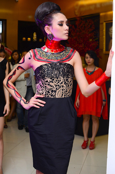 Tối qua 12/10, Hoàng Yến thu hút được không ít ống kính khi trở thành người mẫu của chuyên gia trang điểm Anna Gero (từng phụ trách phần hóa trang cho nhiều bộ phim Hollywood nổi tiếng như: World War Z (Brad Pitt), Die Hard (Bruce Willis),Robin Hood...) nhân dịp chuyên gia này đến Việt Nam. Tối qua 12/10, Hoàng Yến thu hút được không ít ống kính khi trở thành người mẫu của chuyên gia trang điểm Anna Gero (từng phụ trách phần hóa trang cho nhiều bộ phim Hollywood nổi tiếng như: World War Z (Brad Pitt), Die Hard (Bruce Willis),Robin Hood...) nhân dịp chuyên gia này đến Việt Nam.