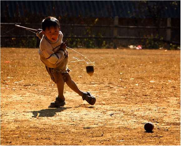 Chơi quay. Những con quay gỗ đã lùi xa vào dĩ vãng, hiện tại có những con quay làm bằng nhựa hoặc kim loại nhiều màu, gắn động cơ bên trong để quay được lâu hơn và cách chơi cũng đơn giản hơn. Nhưng chắc chắn, nhìn bức ảnh này nhiều bạn nam sẽ nhớ lại khoảnh khắc vui mừng khi con quay mình tự làm xoay tròn trong tiếng cổ vũ của bạn bè.