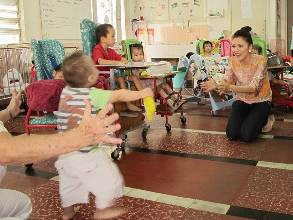 Có mặt tại trung tâm Phục hồi chức năng và hỗ trợ trẻ em khuyết tật (38 Tú Xương, Q.3), chị đã đồng hành cùng cô April tặng quà và chơi cùng các em nhỏ. Diễm Hương chia sẻ, chị đã được các cô bảo mẫu giao cho vai trò làm mẹ, chơi và chăm sóc cho các em nhỏ. (Theo ione) Có mặt tại trung tâm Phục hồi chức năng và hỗ trợ trẻ em khuyết tật (38 Tú Xương, Q.3), chị đã đồng hành cùng cô April tặng quà và chơi cùng các em nhỏ. Diễm Hương chia sẻ, chị đã được các cô bảo mẫu giao cho vai trò làm mẹ, chơi và chăm sóc cho các em nhỏ. (Theo ione)