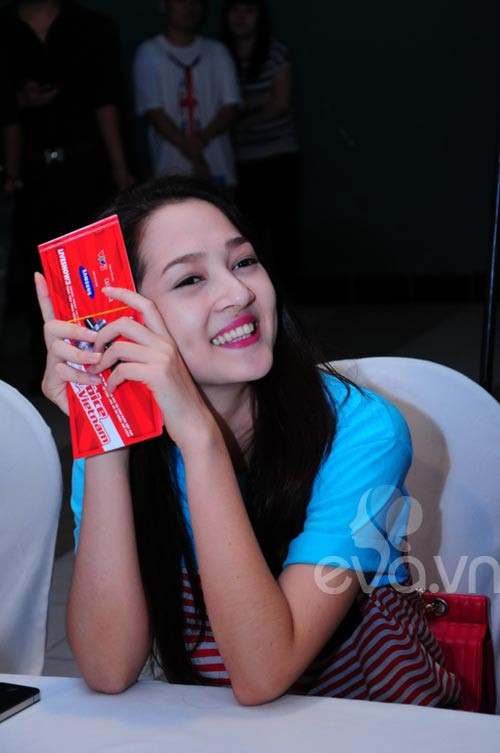 Chiều qua, liveshow thứ 3 của Giọng Hát Việt sẽ chính thức diễn ra. Dù không tham gia thi tài trong chương trình, nhưng Bảo Anh và các thí sinh đội Thu Minh, Trần Lập vẫn đến cổ vũ các bạn. Chiều qua, liveshow thứ 3 của Giọng Hát Việt sẽ chính thức diễn ra. Dù không tham gia thi tài trong chương trình, nhưng Bảo Anh và các thí sinh đội Thu Minh, Trần Lập vẫn đến cổ vũ các bạn.