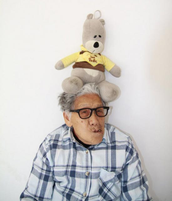 Rồi cụ lại tạo dáng cùng gấu bông. Rồi cụ lại tạo dáng cùng gấu bông.