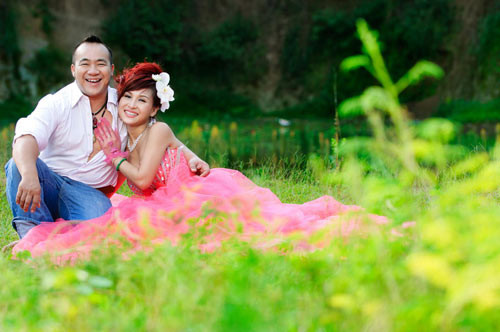 Khi được hỏi về thông tin Hiếu Hiền đang quen với 1 bạn diễn và còn làm cô này có thai, “anh Hều” bức xúc: “Tôi đang điều tra xem ai đã lập trang cá nhân, dựng nên chuyện bịa đặt đó. Tôi khẳng định lại, đó là bịa đặt 100%. Có thể người đó muốn dựa vào Hiếu Hiền để đánh bóng tên tuổi. Tôi đang rất muốn nói chuyện ba mặt một lời với người viết lên những chuyện không có thật đó.” Khi được hỏi về thông tin Hiếu Hiền đang quen với 1 bạn diễn và còn làm cô này có thai, “anh Hều” bức xúc: “Tôi đang điều tra xem ai đã lập trang cá nhân, dựng nên chuyện bịa đặt đó. Tôi khẳng định lại, đó là bịa đặt 100%. Có thể người đó muốn dựa vào Hiếu Hiền để đánh bóng tên tuổi. Tôi đang rất muốn nói chuyện ba mặt một lời với người viết lên những chuyện không có thật đó.”