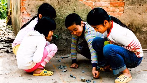 Ô ăn quan - trò chơi dân dã, mộc mạc với 1 mảnh gạch non để vẽ ô, những viên đá cuội để làm quân và tướng.