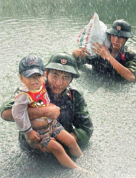 Không quản mưa gió vất vả giúp đỡ mọi người trong mùa mưa lũ, trong những khó khăn trong cuộc sống. Hành động đẹp này của những người lính cụ Hồ đã nhận được hơn 7.951 lượt thích và hơn 300 lượt bình luận.