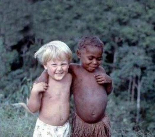 Tình bạn luôn xuất phát từ trái tim. Sự khác nhau về màu da không phải là khoảng cách chia cắt tình yêu thương của con người. Bức ảnh nhanh chóng thu hút 5.076 lượt người thích trong một thời gian ngắn.