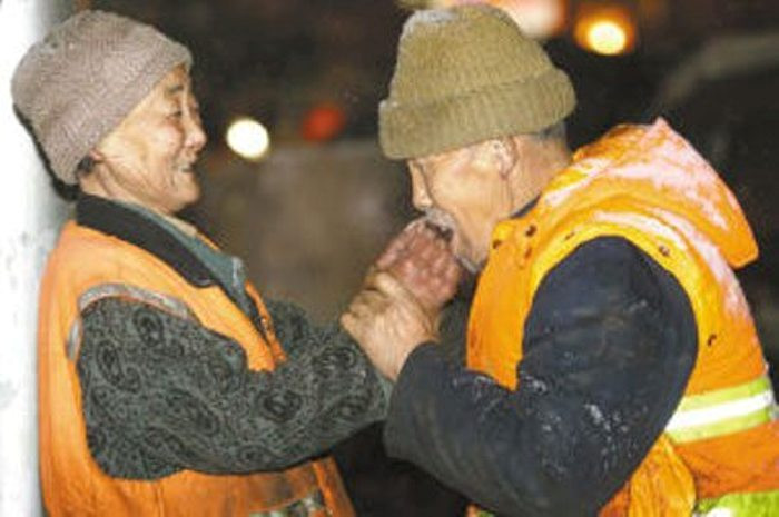 Tình cảm đẹp của đôi vợ chồng già nhặtrác thật đáng để người ta khâm phục. Trong cuộc sống bon chen, hối hả... Đến khi bước qua con dốc của cuộc đời chúng ta sẽ ao ước và trân trọng những giây phút như thế. 4.664 lượt like cho hình ảnh đẹp mà mọi người giành cho họ.