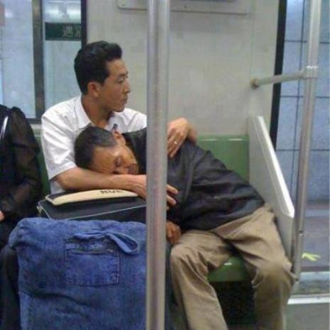 Trên tàu điện ngầm, người con hiếu thảo đã ôm lấy cha mình để cha có giấc ngủ ngon hơn. Tuy là một hành động nhỏ, nhưng lòng hiếu thảo của người con giành cho cha mình không nhỏ chút nào. Bức hình đã nhận được hơn 4.000 like.