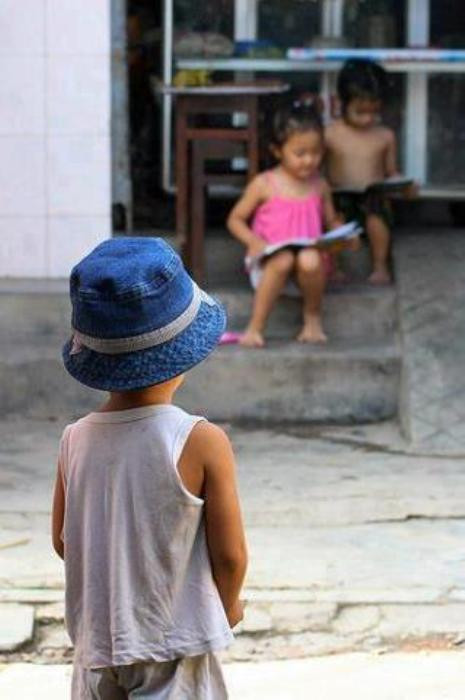 Tuy không phải là bức hình mới nhưng vẫn nhận được sự quan tâm của rất nhiều người vì ý nghĩa sâu lắng của nó khiến mọi người phải ngẫm lại cuộc sống xung quanh mình. Đằng sau ánh mắt ấy là cả một ước mơ, nhỏ nhoi của đứa trẻ. Bức hình cảm động đã khiến nhiều trái tim phải suy nghĩ và động lòng chỉ trong vài giờ đồng hồ sau khi đăng tải .