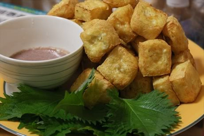 2. Đậu phụ mắm tôm: Là món khoái khẩu của nhiều người nhưng để có được món đậu phụ giòn tan, người ta phải rán ở nhiệt độ… 245oC. 2. Đậu phụ mắm tôm: Là món khoái khẩu của nhiều người nhưng để có được món đậu phụ giòn tan, người ta phải rán ở nhiệt độ… 245oC.