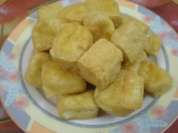 8. Đậu rán: Thay vì rán đậu vàng ươm, nên rán thật non, hoặc tốt nhất là ăn đậu phụ sống chần qua nước sôi. 8. Đậu rán: Thay vì rán đậu vàng ươm, nên rán thật non, hoặc tốt nhất là ăn đậu phụ sống chần qua nước sôi.