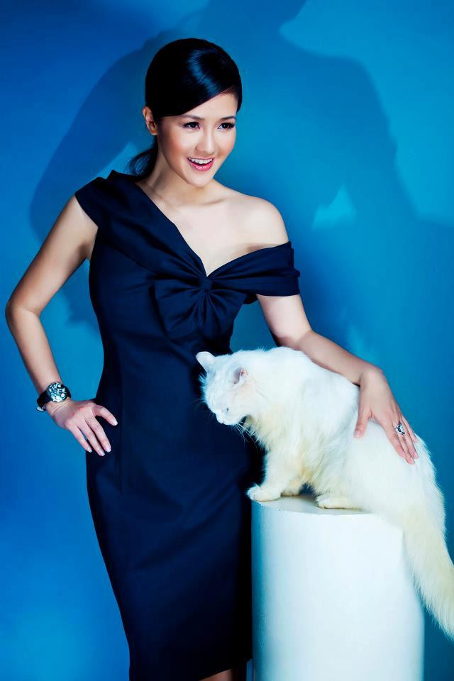 Chị thật gợi cảm và sang trọng trong chiếc đầm lệch vai.