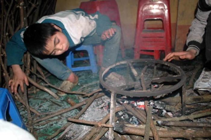 Thổi lửa xua tan cái lạnh. Thổi lửa xua tan cái lạnh.