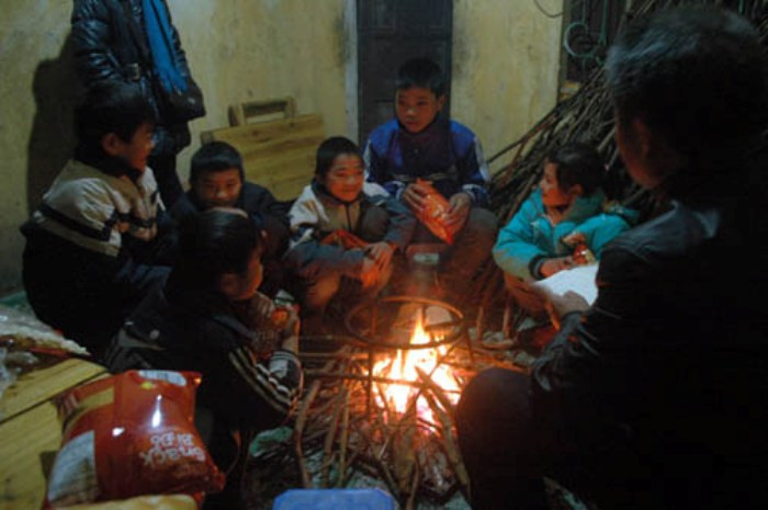 Học sinh nội trú đốt lửa quây quần. Sau cánh cửa là tuyết phủ trắng. Học sinh nội trú đốt lửa quây quần. Sau cánh cửa là tuyết phủ trắng.