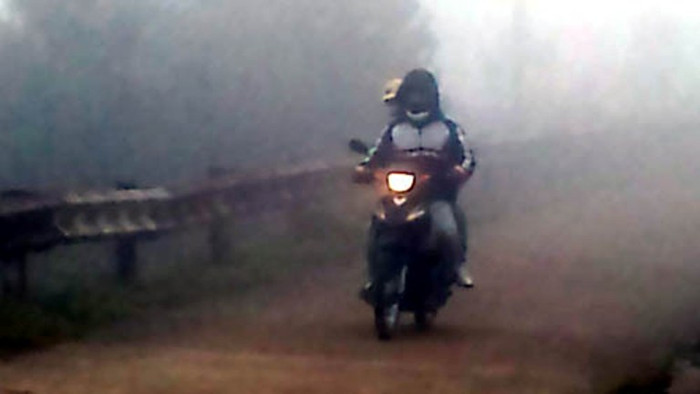 Bật đèn giữa ban ngày đường lên Mẫu Sơn. Bật đèn giữa ban ngày đường lên Mẫu Sơn.