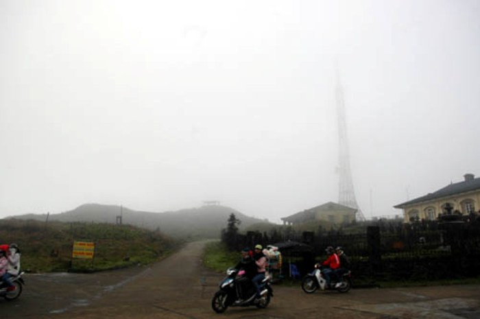 Trên đỉnh Mẫu Sơn lúc 11h Trên đỉnh Mẫu Sơn lúc 11h